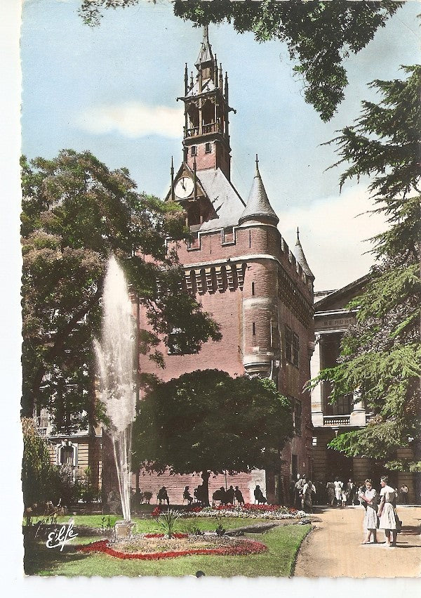 Postal 030643 : Toulouse le Ville Rose Le Jet deau au Square de Gaulle et Donjon du Capitole