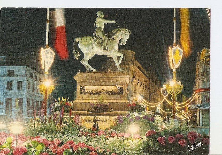 Postal 031246 : Orleans (Loiret). Place du Martroi la statue illuminee de Jeanne dArc