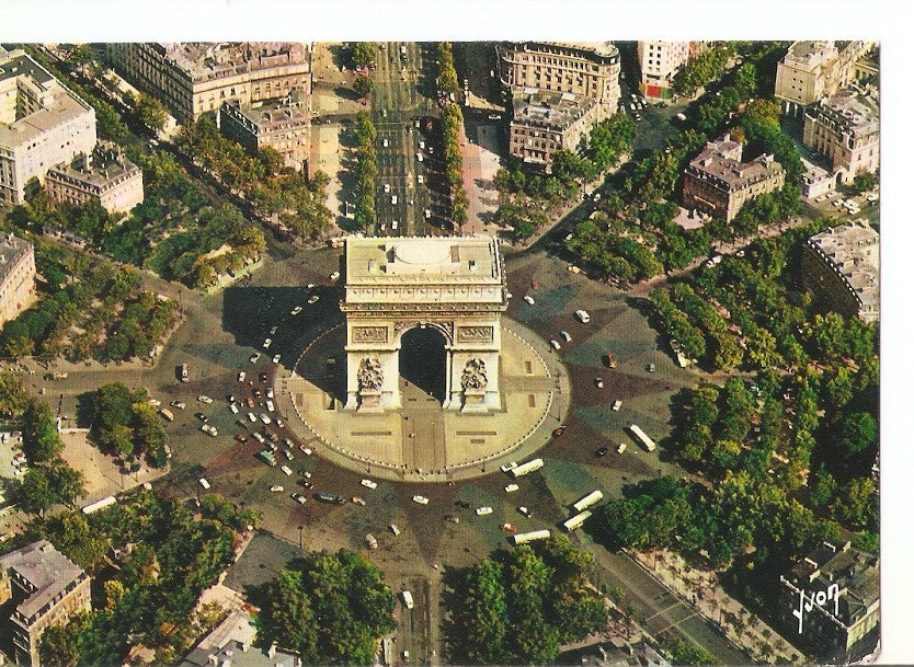 Postal 031320 : En Survolant Paris Larc de Triomphe et la Place Charles-de-Gaulle-lEtoile