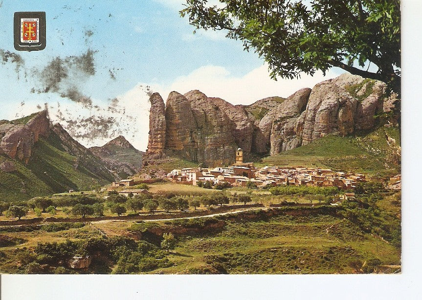 Postal 031054 : Pirineo Aragones (Huesca). Aguero. Vista general al fondo los Mallos