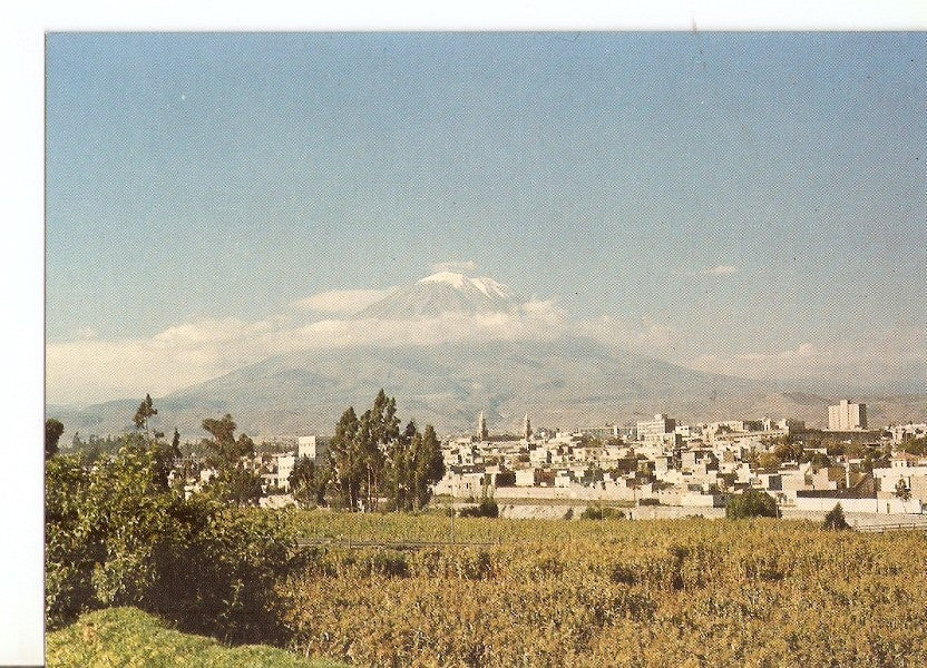 Postal 031656 : Ciudad de Arequipa. Al fondo volcan Misti (Peru)