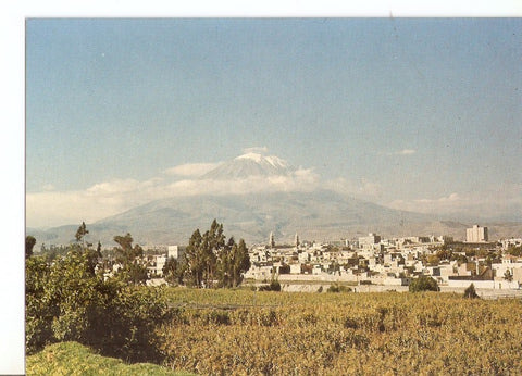 Postal 031656 : Ciudad de Arequipa. Al fondo volcan Misti (Peru)