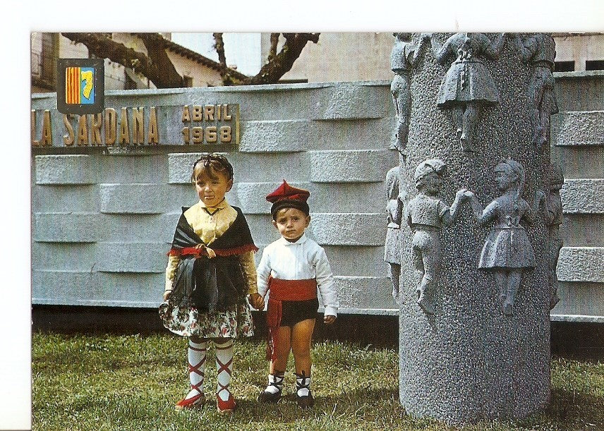 Postal 031692 : Olot. Pirineu Catala- Zona Volcanica. Centro de la ruta del romanico. Monumento a la Sardana
