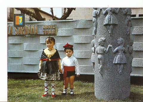 Postal 031692 : Olot. Pirineu Catala- Zona Volcanica. Centro de la ruta del romanico. Monumento a la Sardana