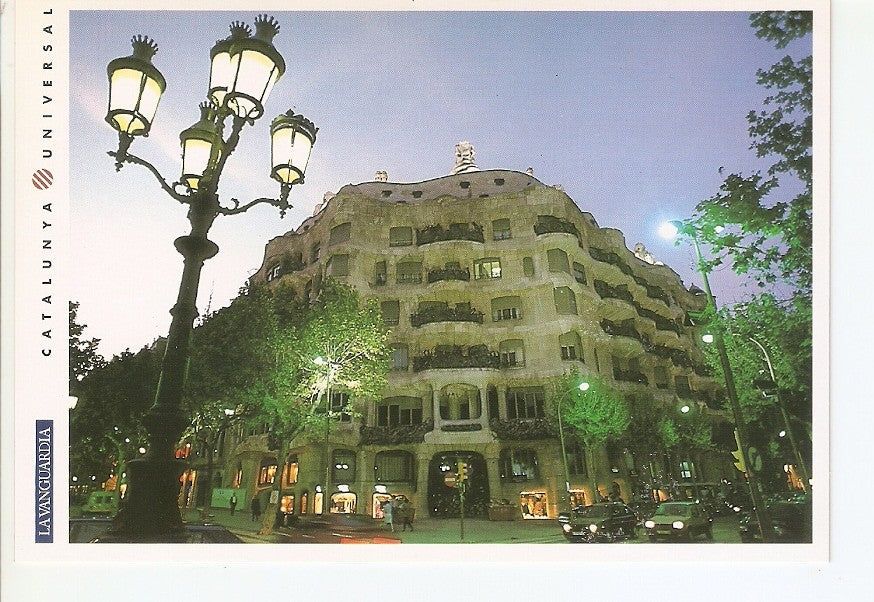 Postal 031966 : Barcelona. Eixample. Vista nocturna de La Pedrera