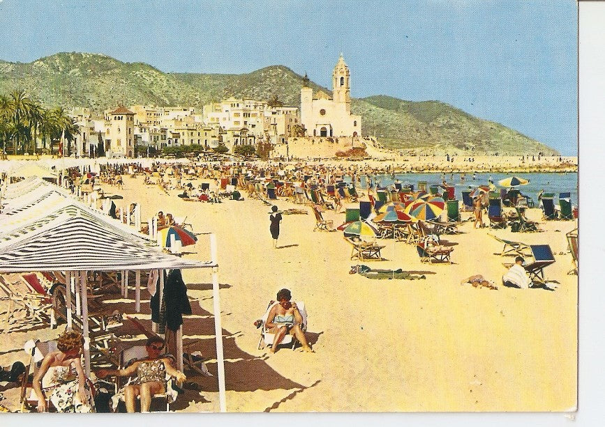Postal 032388 : Sitges. Toldos y bañistas en la playa