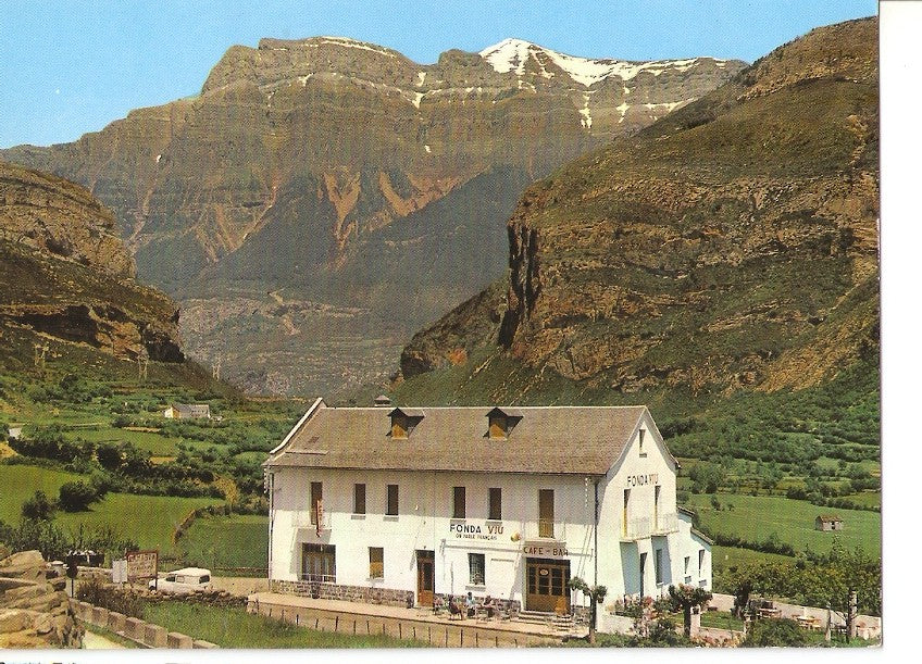 Postal 032427 : Pirineo Aragones (Huesca). Torla - Fonda Viu. Al fondo Mondarruego
