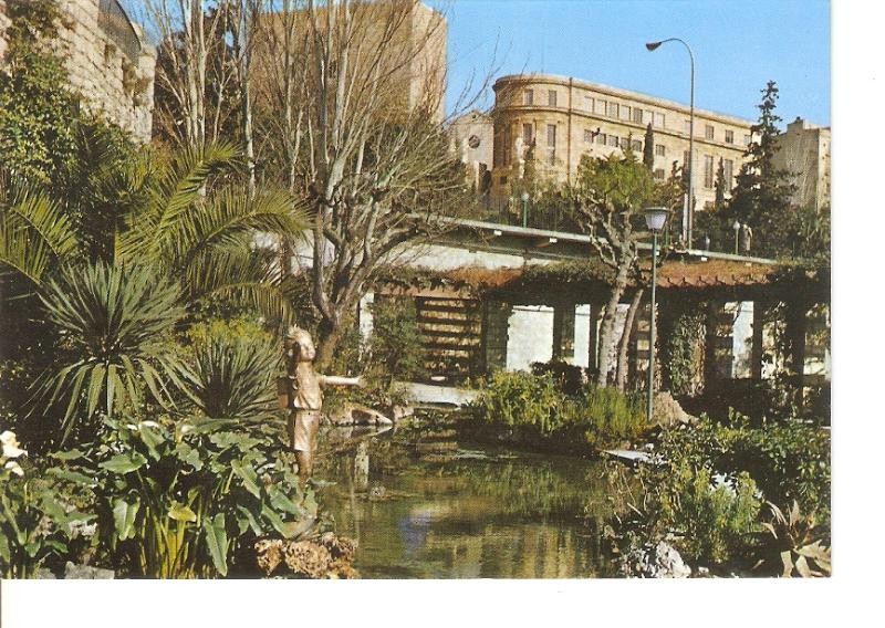 Postal 023810 : Fuente Maginet. Al fondo Palacio Augusto y Museo Arqueologico.  