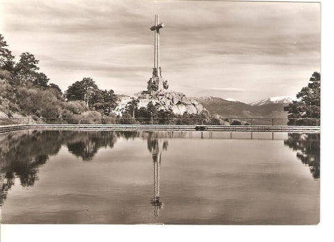 Postal 024788 : La Cruz desde el estanque. )