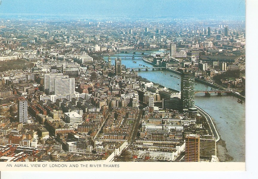 Postal 032737 : An aerial view of London and the River Thames