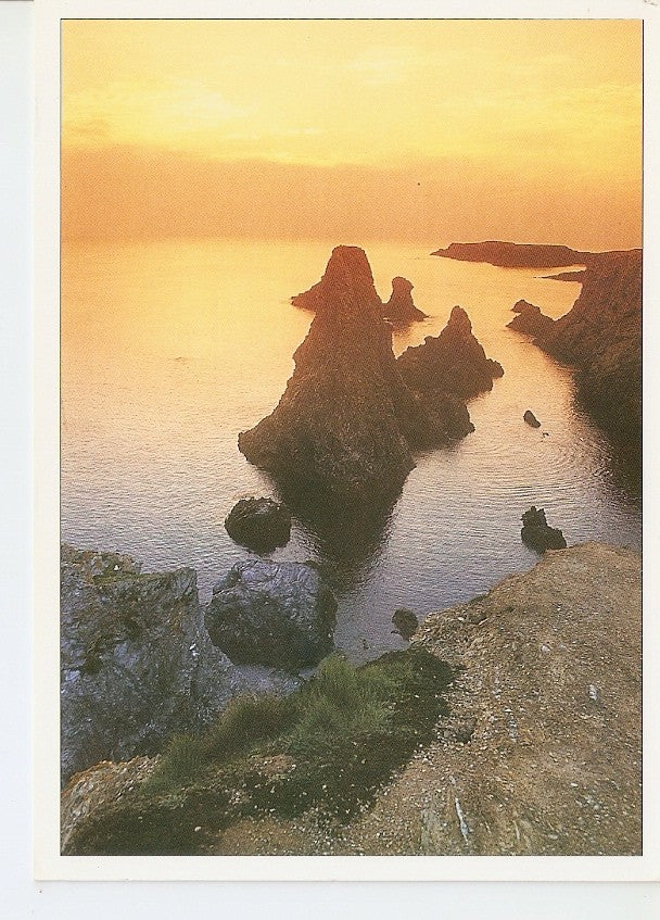 Postal 032911 : Belle-ile-en-Mer Courcher de soleil sur les Aiguilles de Port Coton
