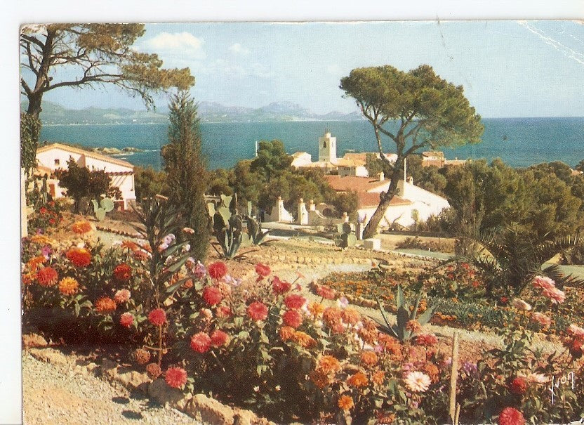 Postal 032955 : Calanques des Issambres. Le Village dans une corbeille de fleurs. La Cote dAzur