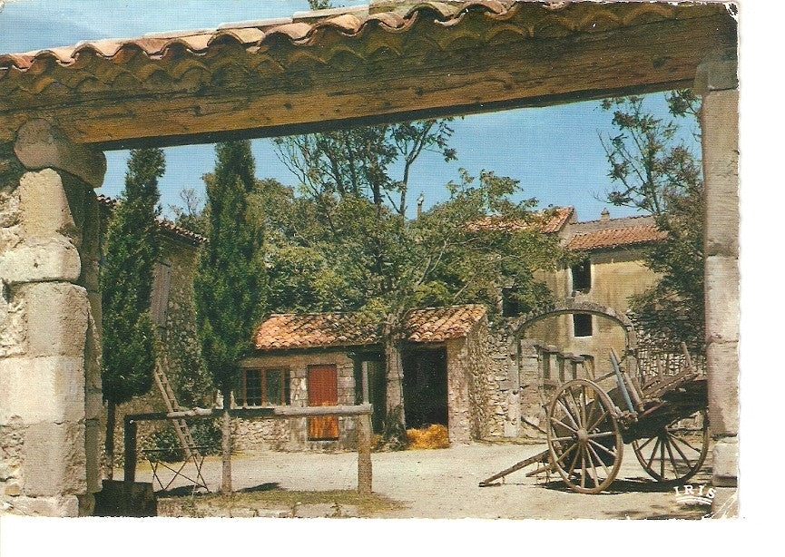 Postal 032956 : Reflets de Provence. Lentree dun mas provençal