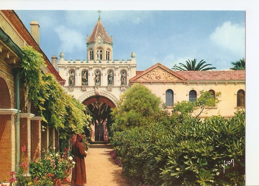 Postal 033005 : Abbayye de Notre-Dame de Lerins Ile Saint Honorat Cannes (Alpes Maritimes). Entree du Monastere - LHotellerie