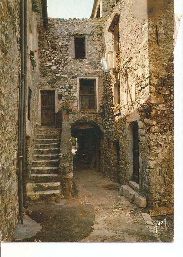 Postal 033008 : La Cote dAzur miracle de la nature. Vence (Alpes Maritimes). Ruelle desservant dantiques demeures dan la Vieille Ville