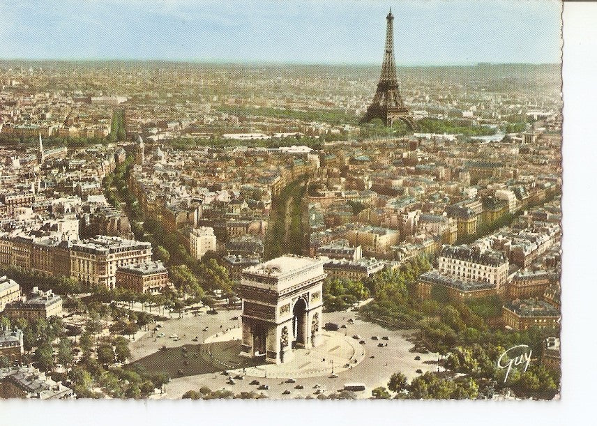 Postal 033012 : En Avion sur Pari. La place et larc de triomphe de lEtoile en deusieme plan: la tour Eiffel