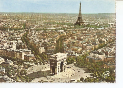 Postal 033012 : En Avion sur Pari. La place et larc de triomphe de lEtoile en deusieme plan: la tour Eiffel