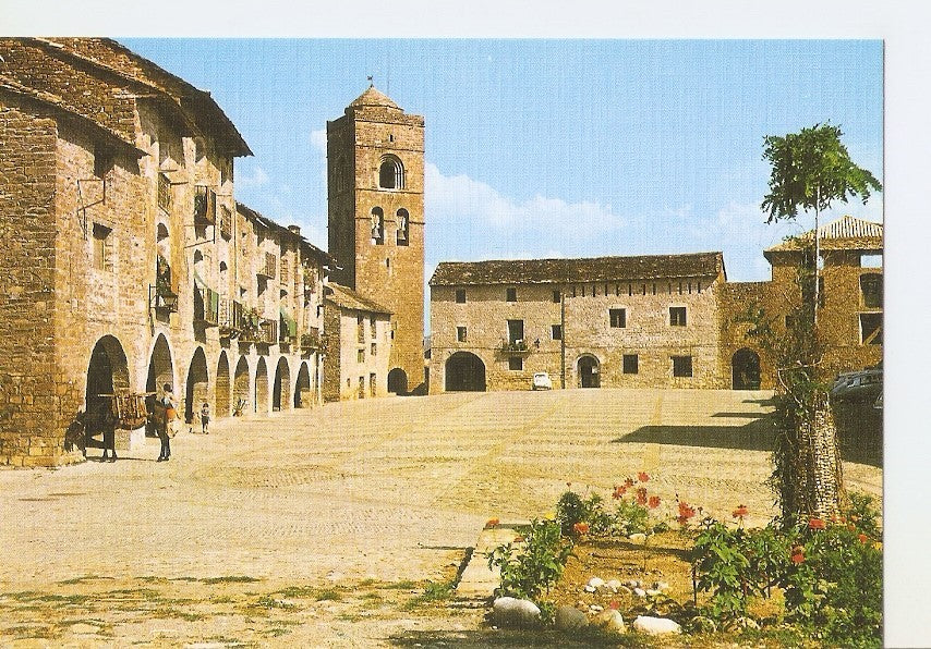 Postal 033035 : Ainsa (Pirineo Aragones) plaza de España (Monumento Nacional) iglesia romanica de Santa Maria