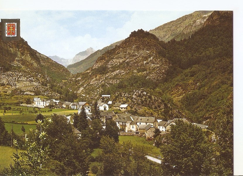 Postal 033056 : Pirineo Aragones (Huesca) Escarrilla (Valle de Tena). Al fondo Monte Escuach