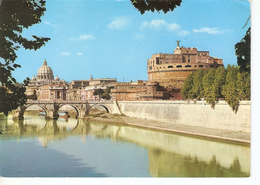 Postal 033334 : Roma. Sanit Angelos Castle and Basilica of Saint Peters from the Tiber Bank