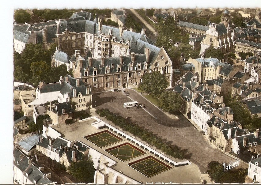 Postal 033780 : La place du château et laile Louis XII cues davion. Blois (Loir-et-Cher)