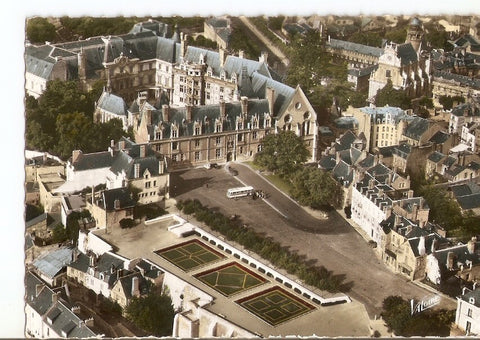 Postal 033780 : La place du château et laile Louis XII cues davion. Blois (Loir-et-Cher)