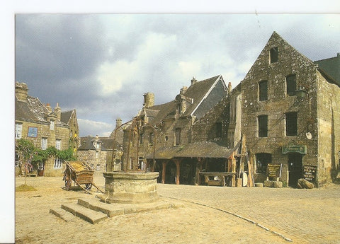Postal 033826 : Locronan (Finitere). La place amenagee pour le tournage du fil Chouans 1987