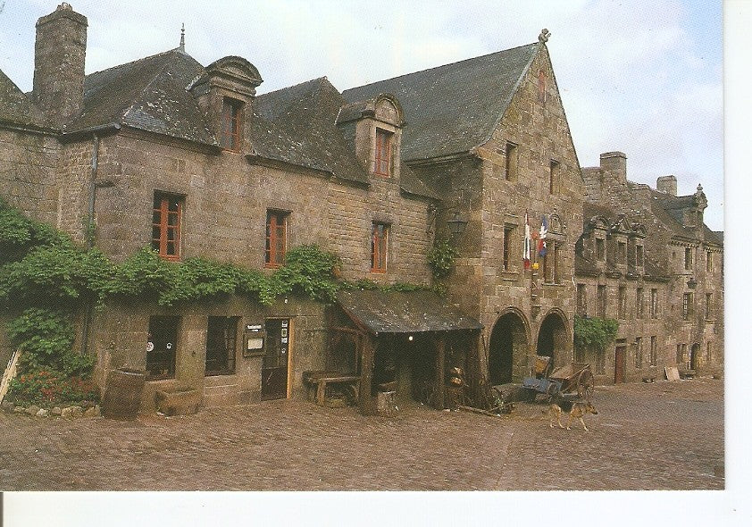 Postal 033827 : Locronan (Finitere). La place amenagee pour le tournage du fil Chouans 1987