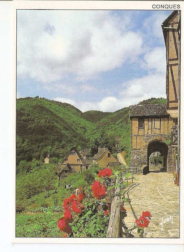 Postal 033886 : Conques en Rouergue (Aveyron). Rue Charlemagne et porte du Barry