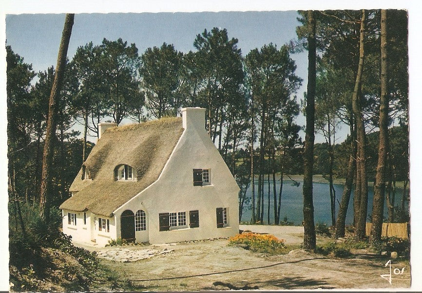 Postal 034410 : Chaumiere bretonne sur le bord de la riviere