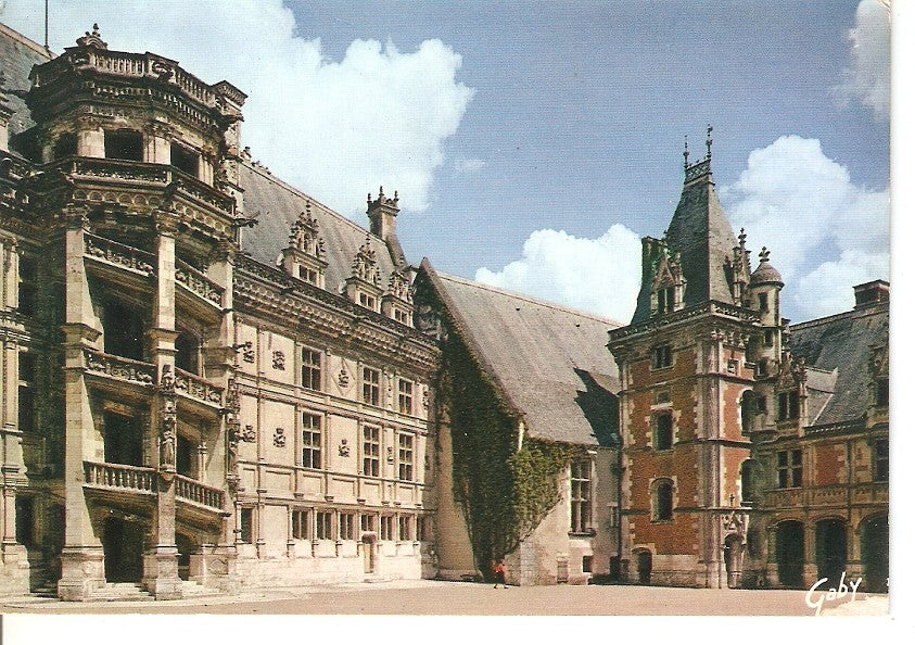 Postal 034412 : Blois (Loir-et-Cher). Le Château - La Cour dHonneur et lEscalier François 1er