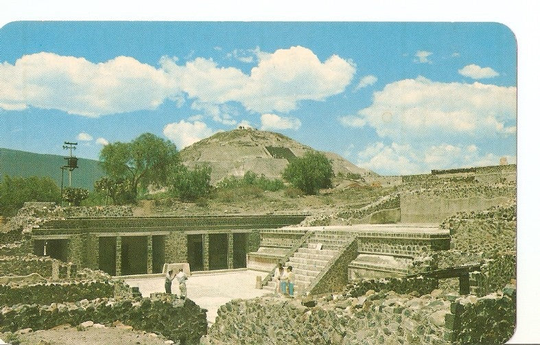 Postal 034428 : Templo de las Mariposas. Al fondo la Piramide de la Luna Mexico