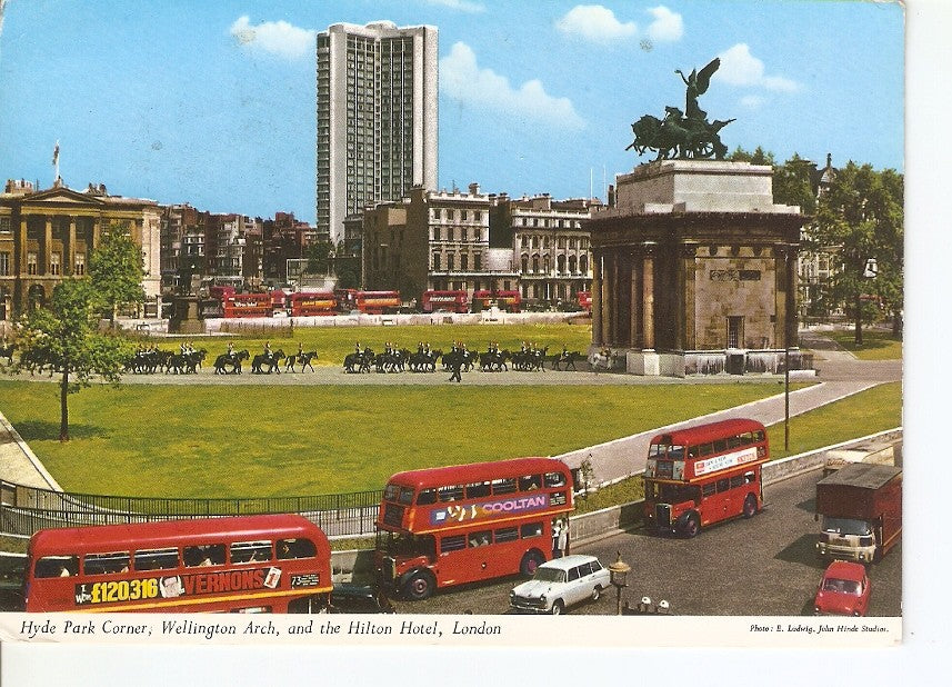 Postal 034430 : Hyde Park Corner Wellington Arch and the Hilton Hotel London