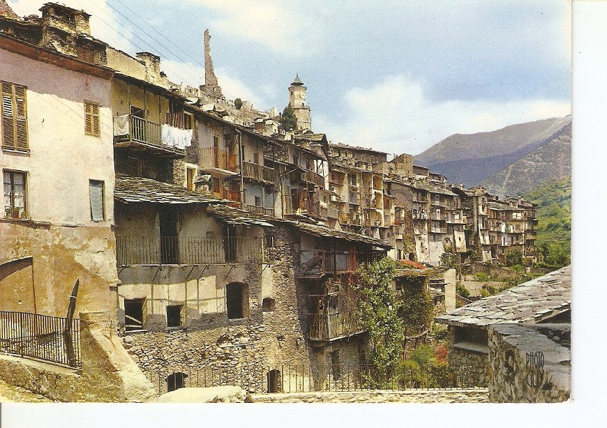 Postal 034510 : Alpes-Maritimes. Le vieux bourg domine par les ruines du Château de Lascaris