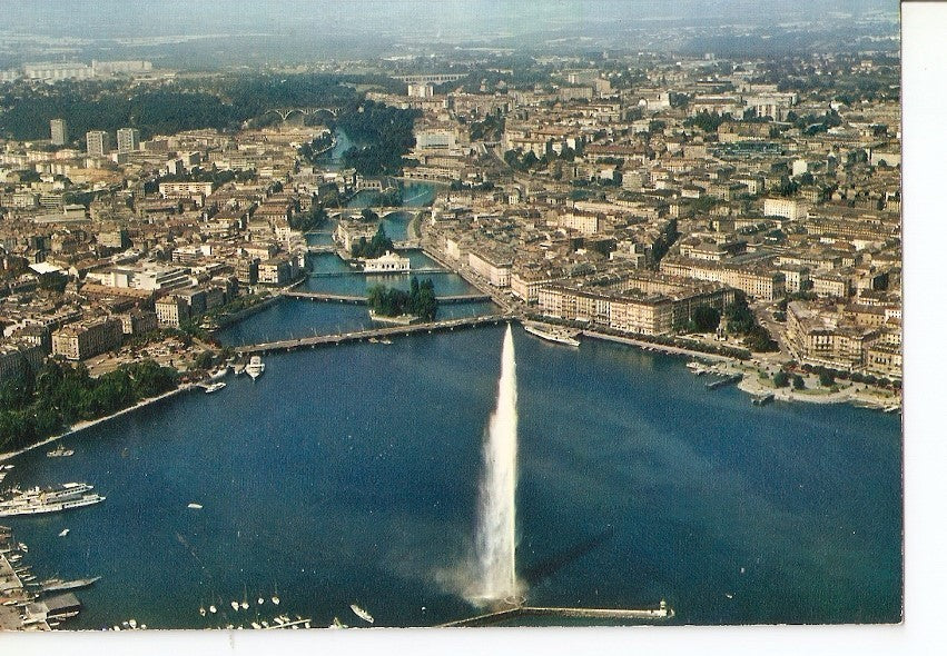 Postal 034725 : Geneve. Le Jet dEau. La Rade et la Ville