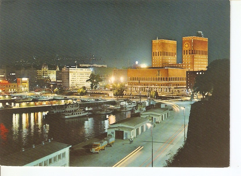 Postal 035070 : Oslo. Noruega. View of harbour area and Oslo City Hall by night