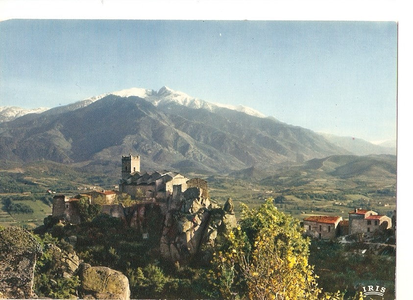 Postal 035497 : En Roussillon. Le Conflent. Le village dEus et le Massif du Canigou