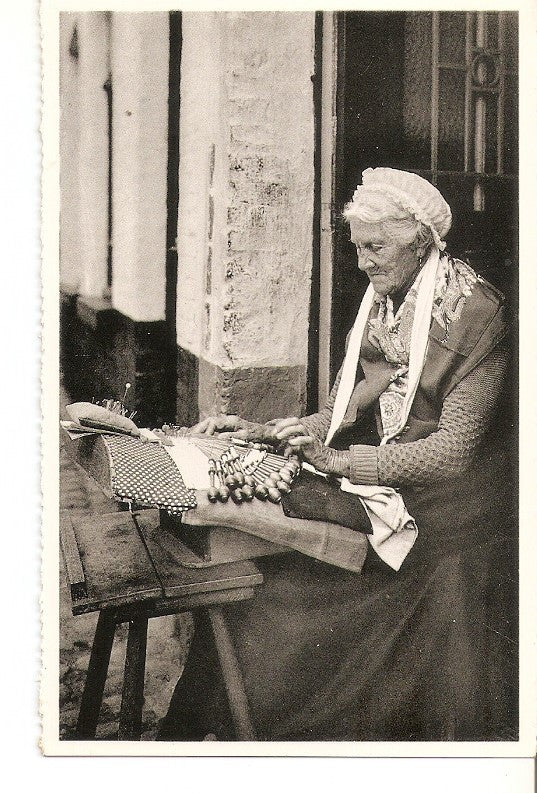 Postal 036192 : Bruges. Dentelliere au travail