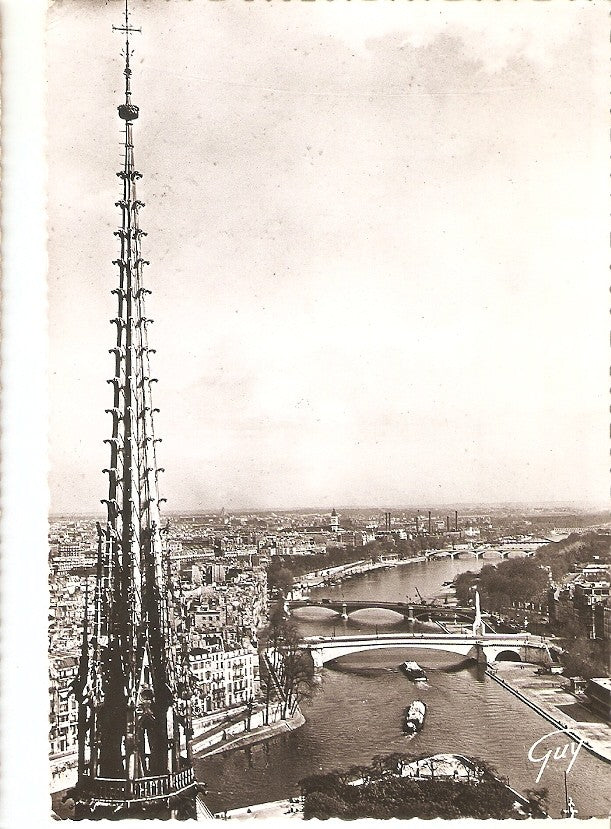 Postal 036253 : Paris et sers Marveilles. La fleche de Notre-Dame et panorama dela Seine