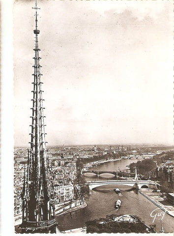 Postal 036253 : Paris et sers Marveilles. La fleche de Notre-Dame et panorama dela Seine