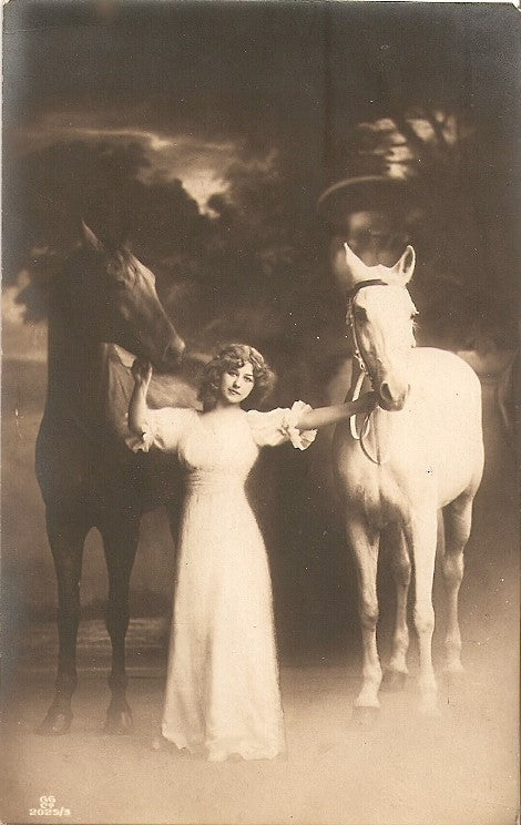 Postal 036368 : Joven junto a dos Caballos