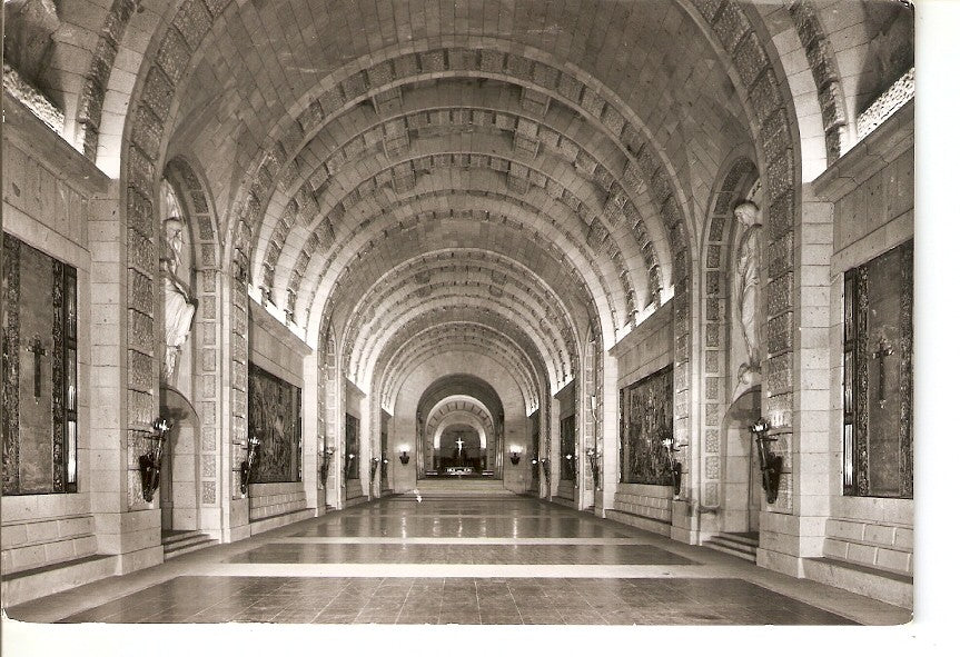 Postal 036506 : Santa Cruz del Valle de los Caidos. Cripta-Basilica. Vista de la nave central