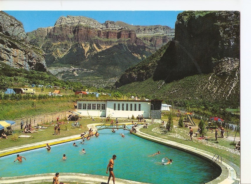 Postal 036592 : Torla (Huesca). Camping de Ordesa 1a; categoria piscina del camping y Mondarruego al fondo