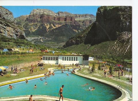 Postal 036592 : Torla (Huesca). Camping de Ordesa 1a; categoria piscina del camping y Mondarruego al fondo