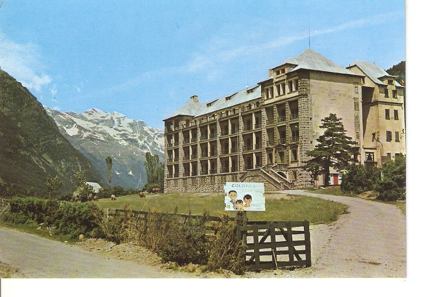 Postal 036594 : Alto Aragon (Huesca). Bielsa - Valle de Pineta. Colonia P. Turull al fondo Monte Perdido
