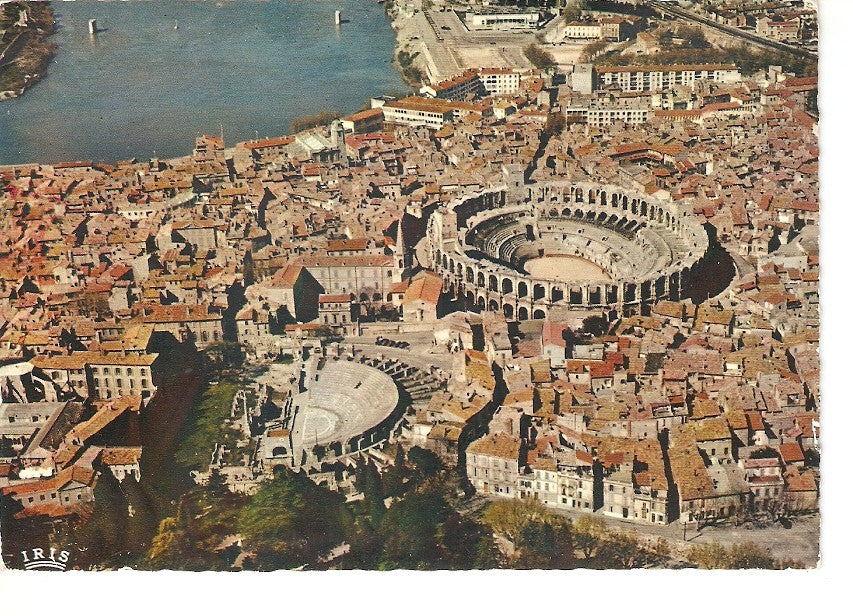 Postal 036803 : Reflets de Provence Arles. Vue aerienne des Arenes et du Theâtre Antique