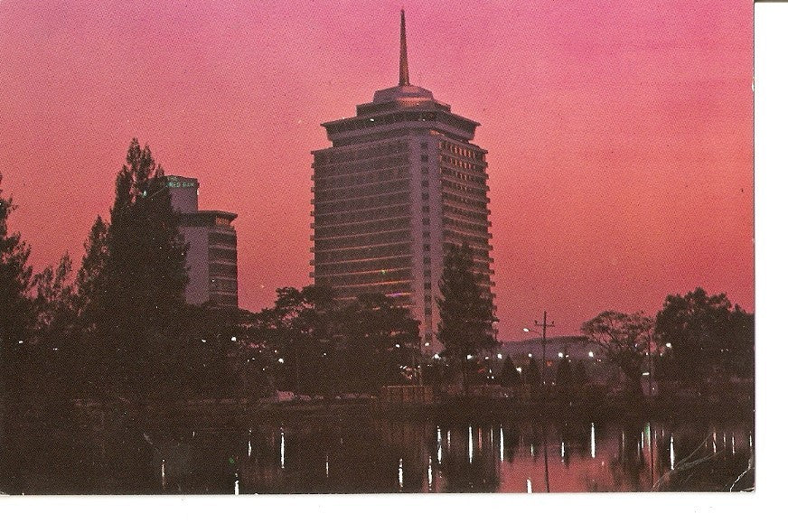 Postal 036838 : The Dusit Thani Hotel overlooking beatiful Lumpini Park in Bangkok