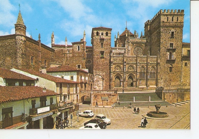 Postal 036931 : Guadalupe. Plaza y fachada principal del Monasterio (s. XIV-XV)