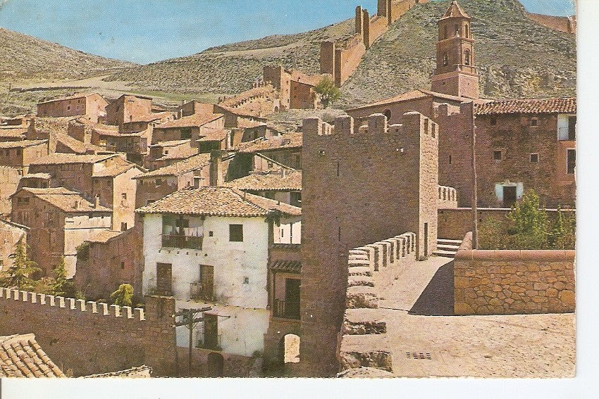 Postal 036968 : Albarracin (Teruel). Panoramica - Detalle de las murallas y castillo (Monumento nacional)