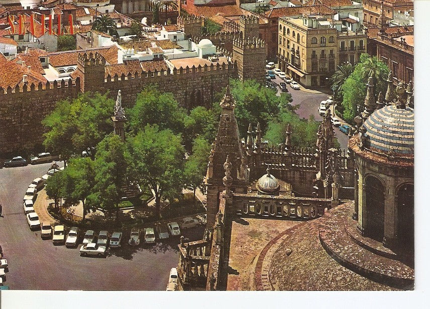 Postal 037037 : Sevilla. Plaza del Triunfo Alcazar y cupula de la Catedral